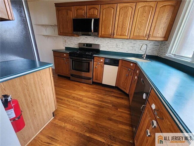 Building Photo - 254 Sayre Dr