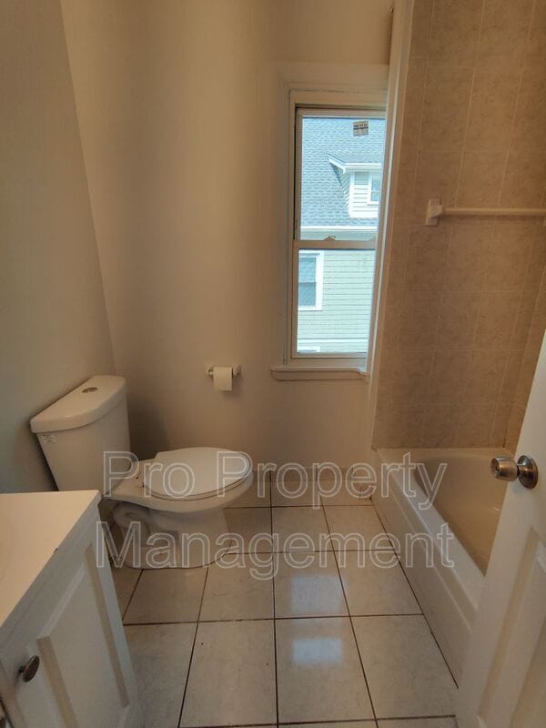 Building Photo - 35 Fairfield St