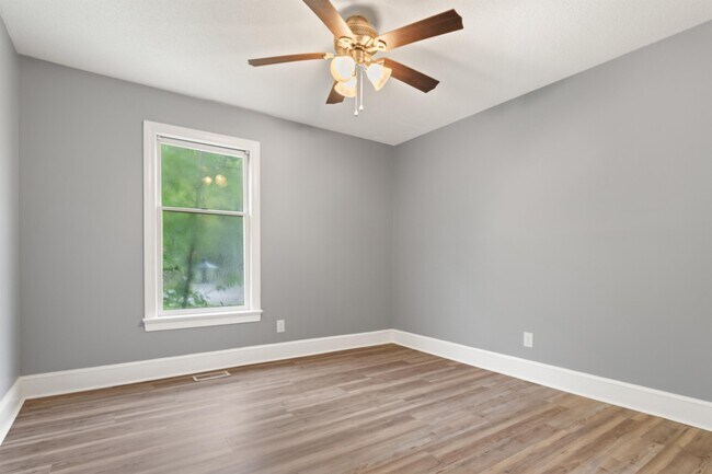 Building Photo - 1301 Roundtree Dr