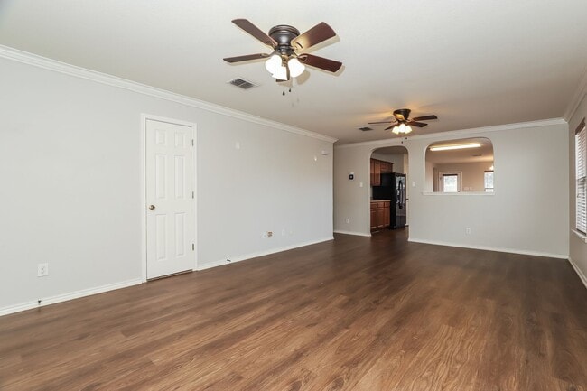 Building Photo - 3 bedroom 2 bathroom on a culdesac located on the far westside of San Antonio