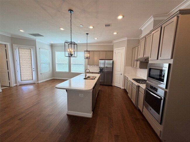 Building Photo - 2018 Royal Landing Dr