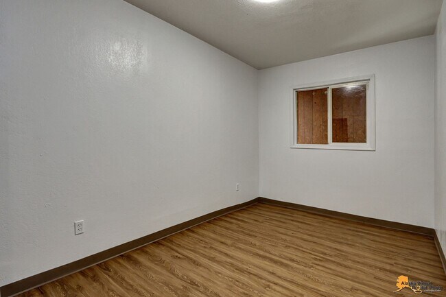 Building Photo - 906 W 29th Place