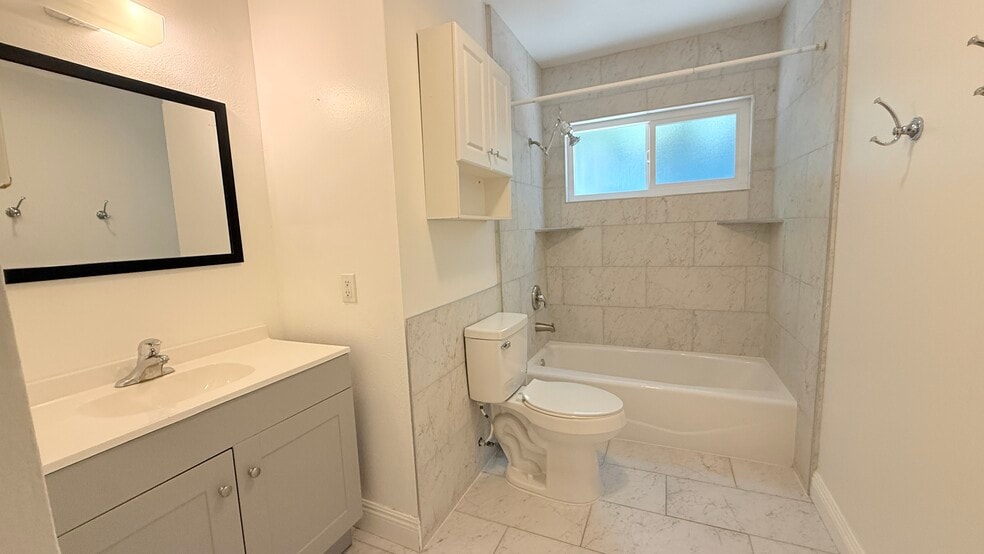 Building Photo - 550 Highland Dr