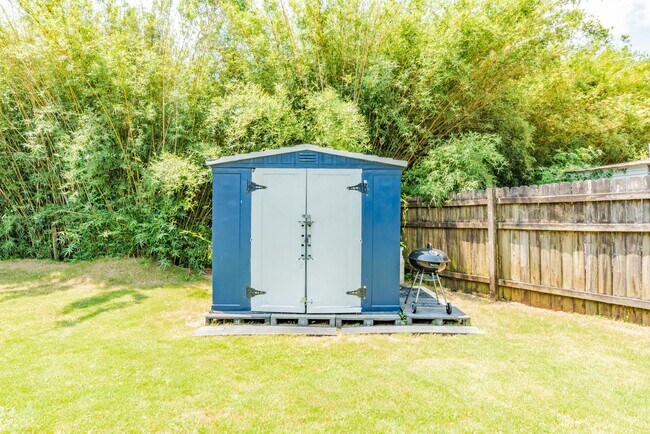 Building Photo - Stylish 3 Bedroom Bungalow near NAS and Be...