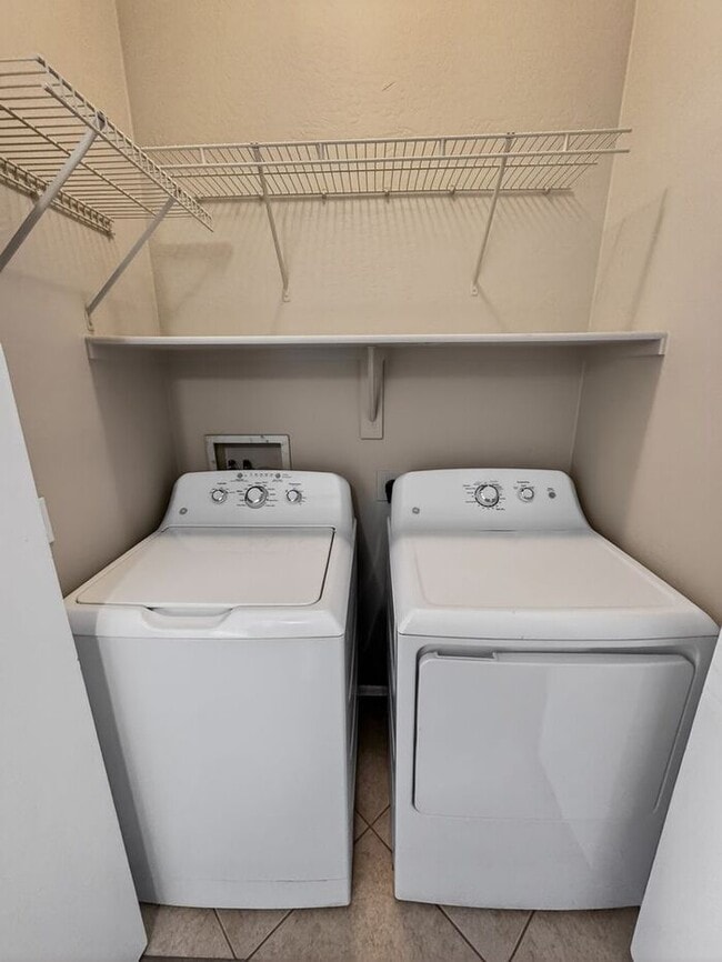 Building Photo - 4Bedroom/2.5Bath Townhome Ready for You!!