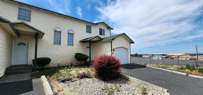 Building Photo - 1330 S Skyline Dr