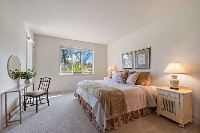 Building Photo - Gated Community in Broken Top