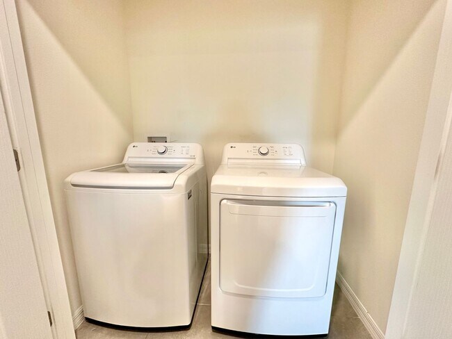 Building Photo - Fresh, modern & convenient 3Bedrooms/2.5Baths home in Daytona Beach!