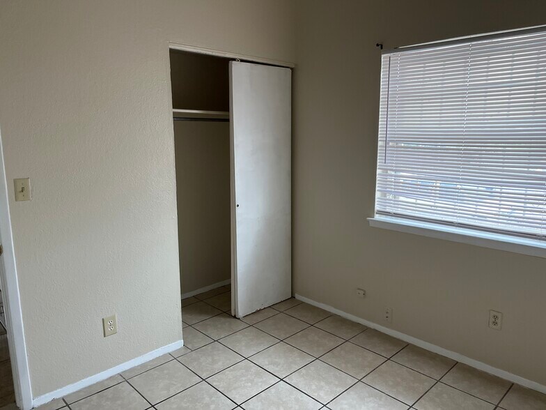 Building Photo - 11631 James Watt Dr
