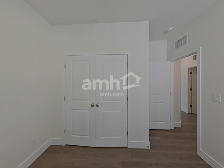 Building Photo - 893 English Primrose St