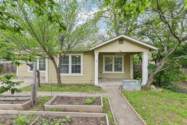 Building Photo - 903 Chote Ave