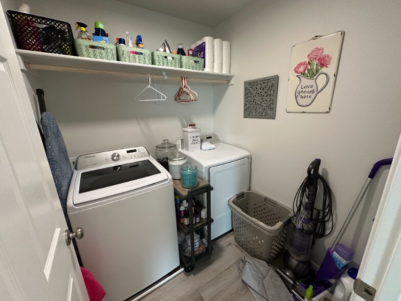 Building Photo - 1860 SW Sharpshinned Ave