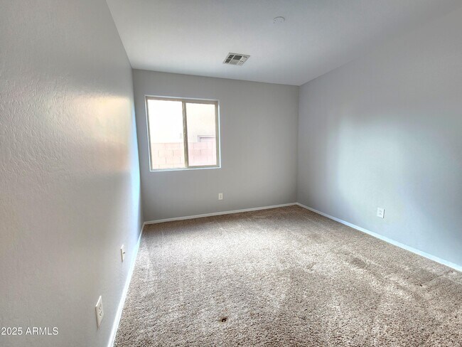 Building Photo - 2009 E Lindrick Dr