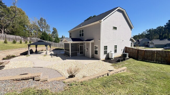 Building Photo - 550 Hampstead Pl