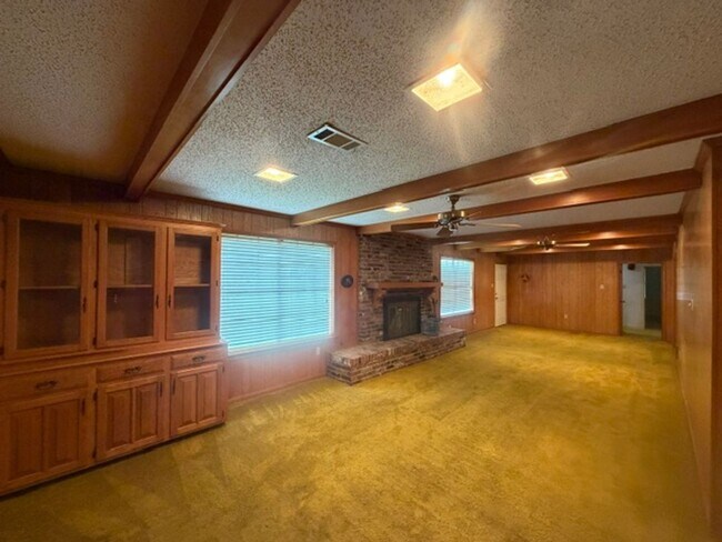 Building Photo - 10590 LA-77