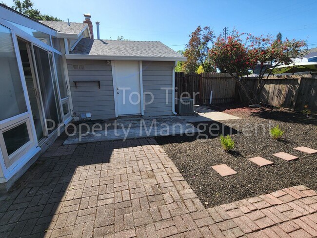 Building Photo - Cozy 2 Bed/1 Bath/ 816 Sqft House in Pleasant Hill available May 15th for lease!