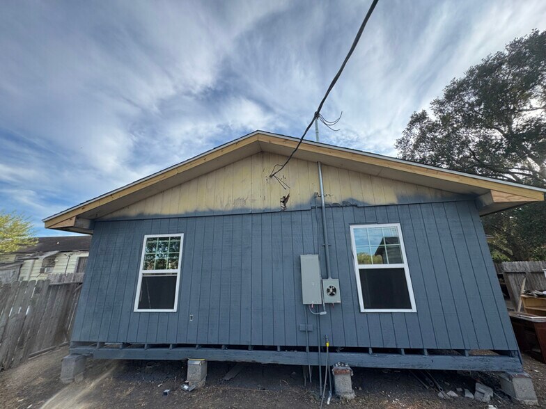 Building Photo - 811 E Ave D