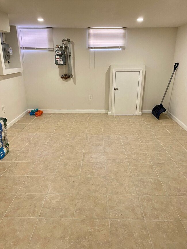 Building Photo - Beautiful 2-Bedroom Townhouse in Point Bre...
