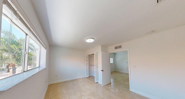 Building Photo - 2915 SW 24th St