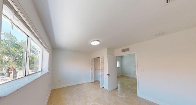 Building Photo - 2915 SW 24th Ter