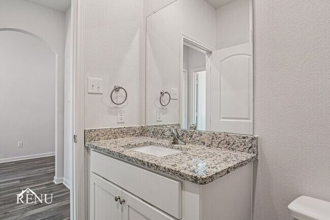 Building Photo - 300 Ridgeland Oak Dr