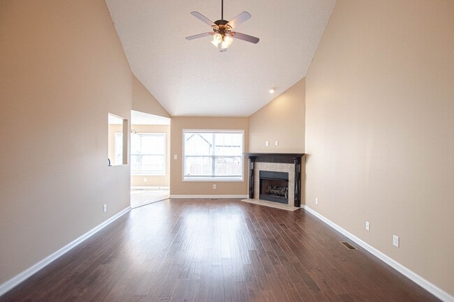 Building Photo - Pet Friendly Three Bedroom with Bonus!