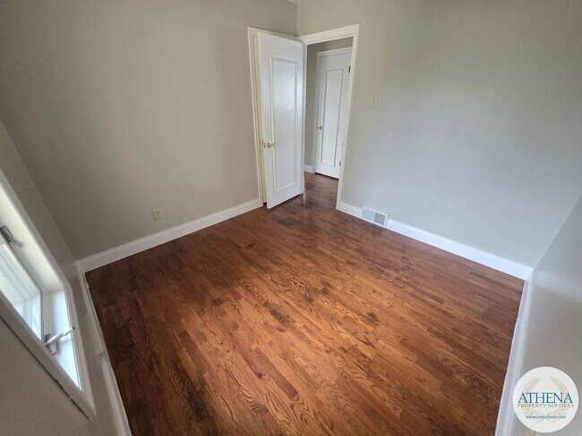 Building Photo - 3 Bedroom / 2 Bath House - NEAR CAPAHA PARK