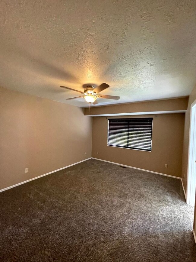 Building Photo - Great 4 Bed/3 Bath home in Layton