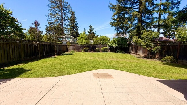 Building Photo - Desirable Mountain View 4 Bed + 3.5 Bath + Office Home. Close to Downtown Mountain View. Great Lo...