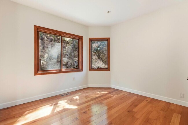 Building Photo - 3911 Pepper Tree Ct