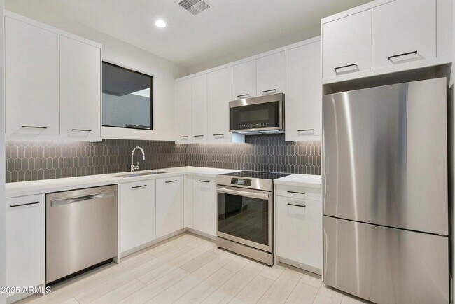 Building Photo - 1611 E Lamar Rd