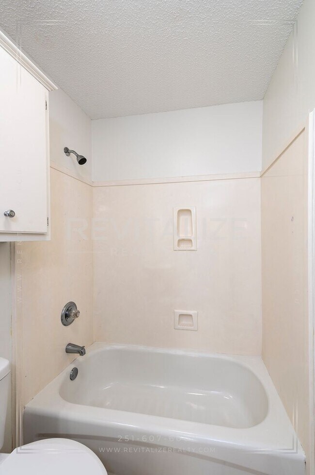 Building Photo - Charming 3-Bed 2-Bath Brick Home in West Mobile