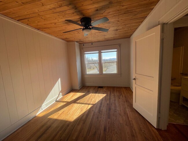 Building Photo - Centrally Located 1 bedroom 1 bath -  wate...