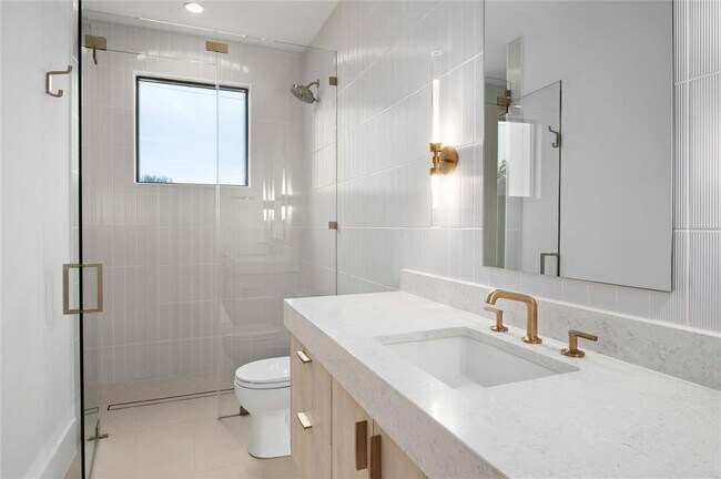 Building Photo - 2401 Oakhaven Cir