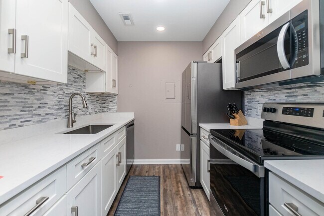 Building Photo - 323 E 2nd St