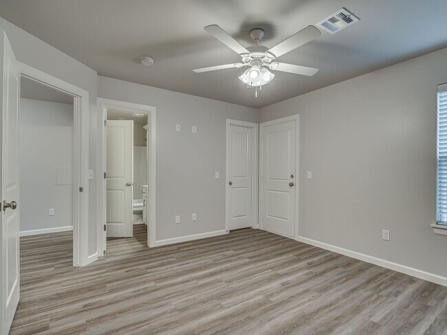 Building Photo - Very Nice 4 Bedroom 2 Bath Duplex in Oakdale Schools - Lawn Care Included