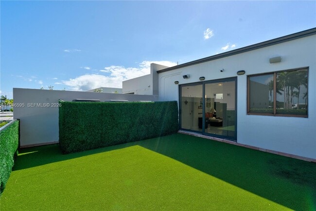 Building Photo - 1000 Venetian Way