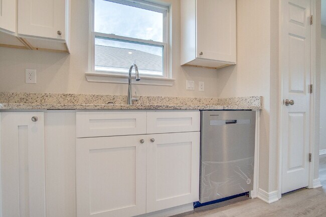 Building Photo - Modern Comfort Meets Style – Spacious 3-Be...