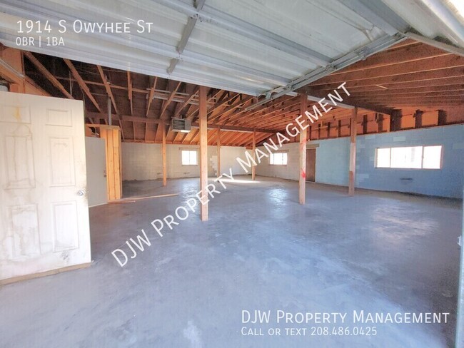 Building Photo - 1620 SQ Ft Warehouse Storage Unit w/Garage...