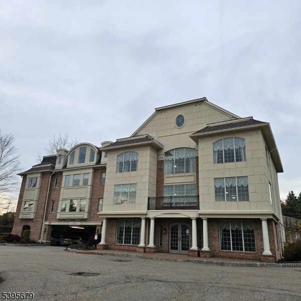 Building Photo - 16 Main St