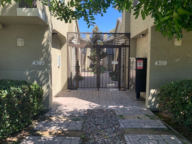 Gated Entrance - 4365 Louisiana St