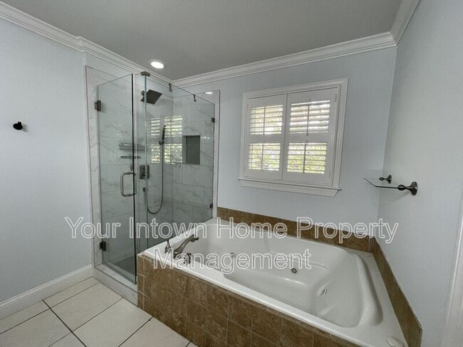 Building Photo - 652 Irwin St NE