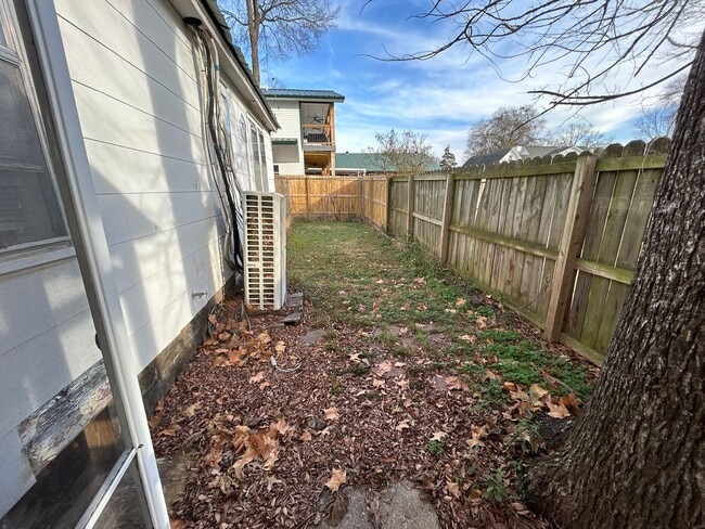 Building Photo - 406 E 10th St