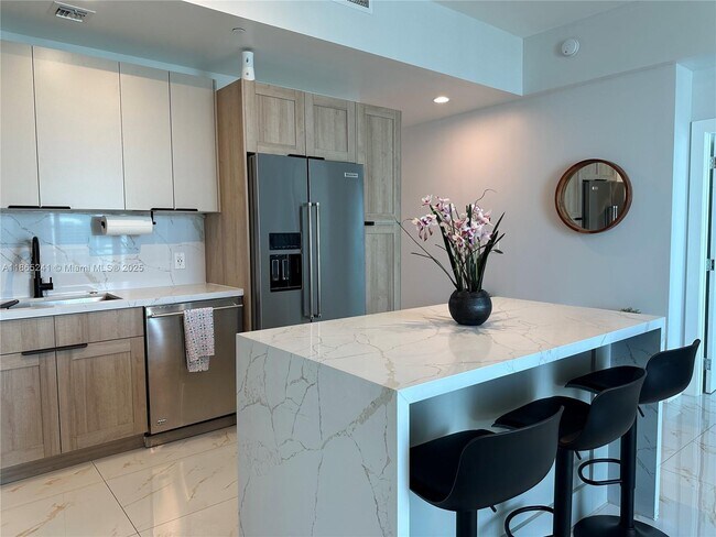 Building Photo - 950 Brickell Bay Dr