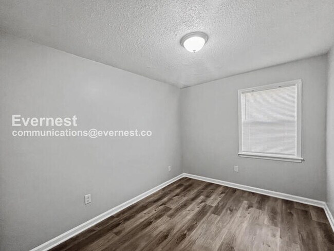 Building Photo - Limited Time Special Offer / 3 Bed, 1.5 Bath Home with Fenced Yard & Carport / Pet-Friendly / Com...