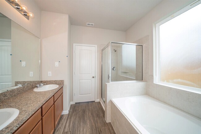 Building Photo - 9514 Yellow Rose Dr