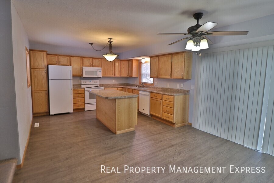 Building Photo - Spacious 3 Bedroom Duplex on the East Side...