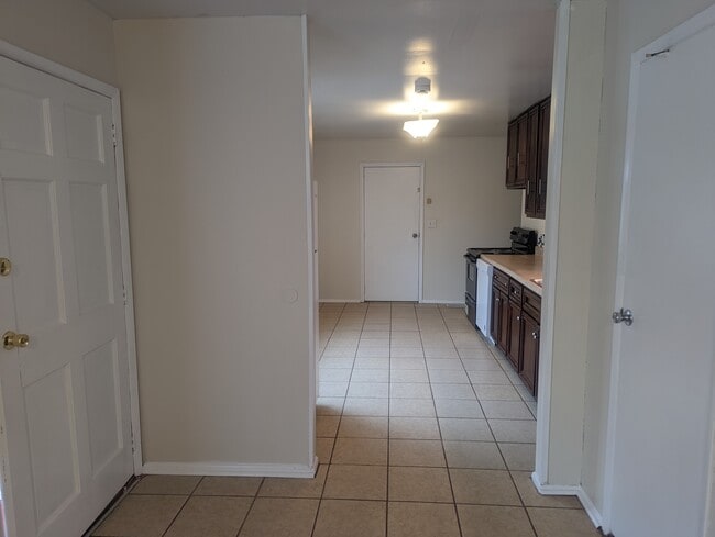 Building Photo - 3312 York Dr