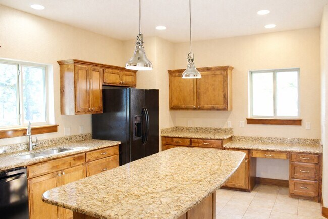 Building Photo - 701 Bushwhack Rd