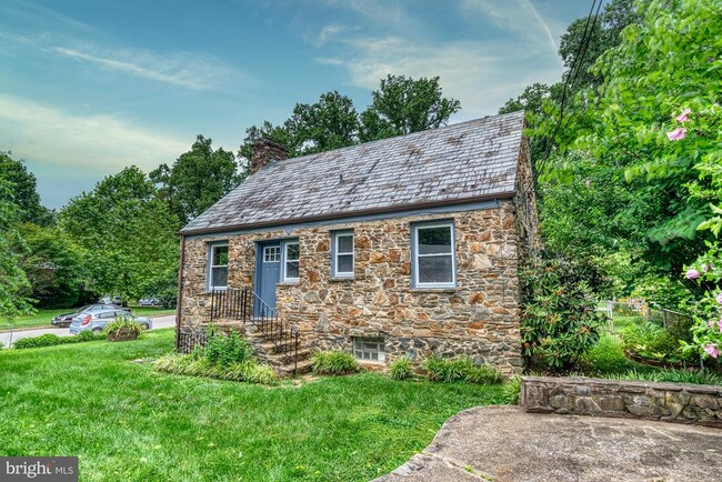 Building Photo - 6233 Woodcrest Ave